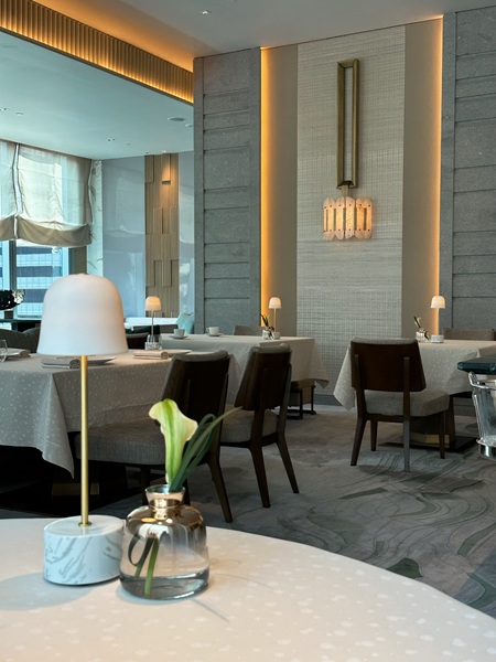  L'Envol Table for One