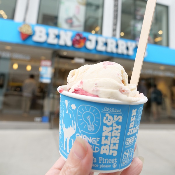 Ben & Jerry's アイスクリーム店舗をバックに撮影した写真
