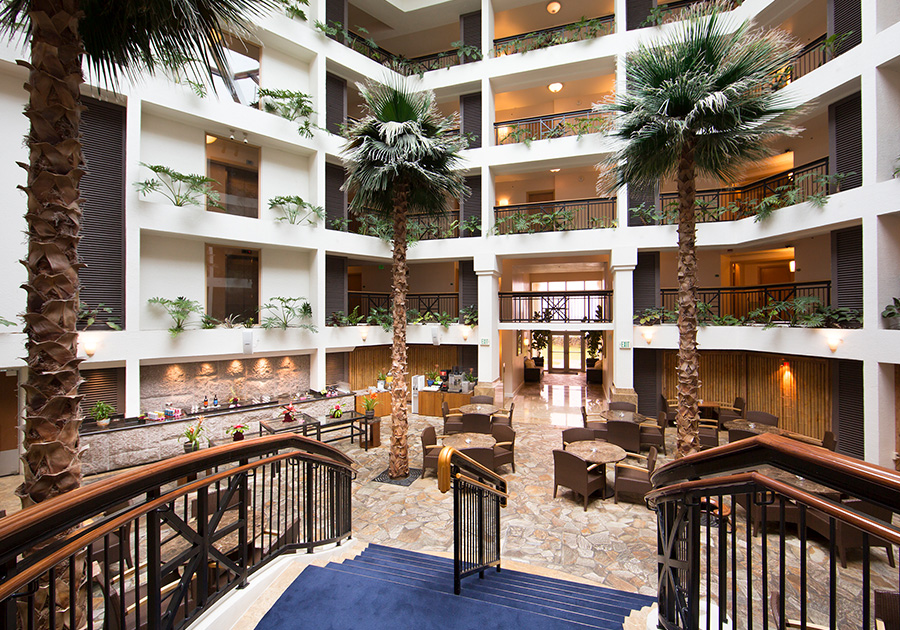 朝食やドリンク、細やかなおもてなしを提供するクラブラウンジ