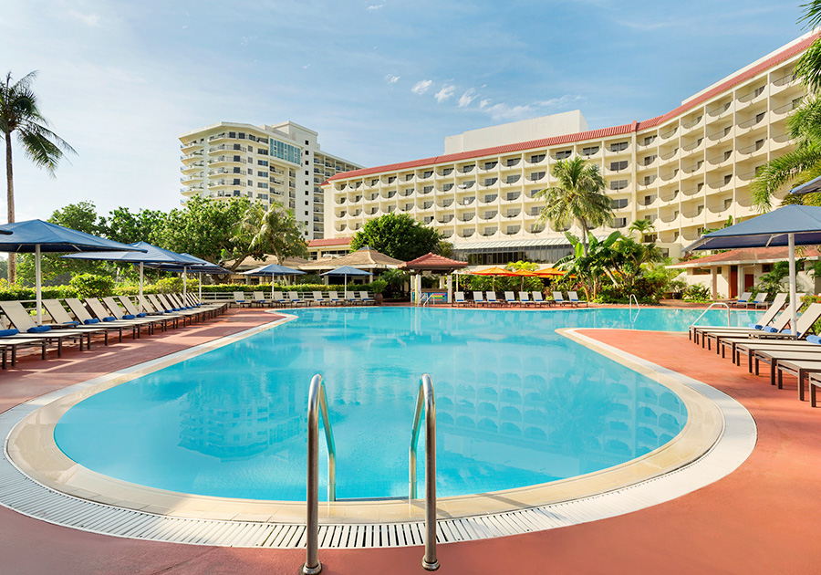 南国ムードたっぷりのプール＆ビーチアクティビティを楽しめるセミプライベートビーチ