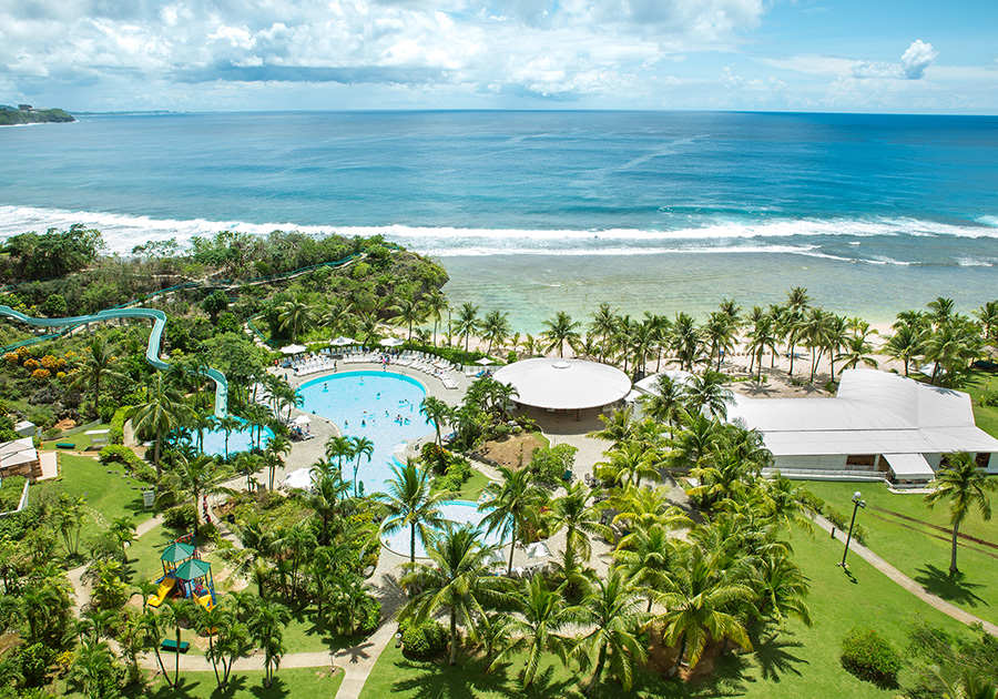 全長72mのウォータースライダーを有するプールと星の砂のビーチ