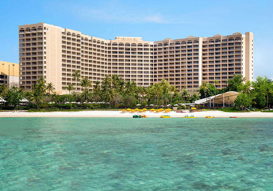 白砂のビーチに囲まれた穏やかな空間と都会的なホスピタリティが共存するリゾートホテル