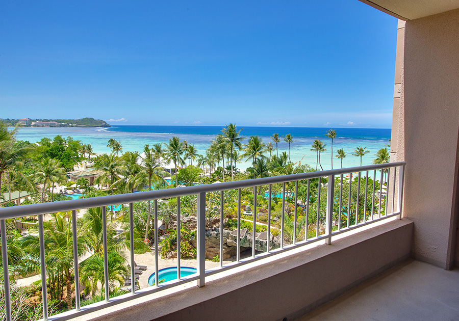 グアムの壮大なオーシャンビューを楽しむ全450室の客室