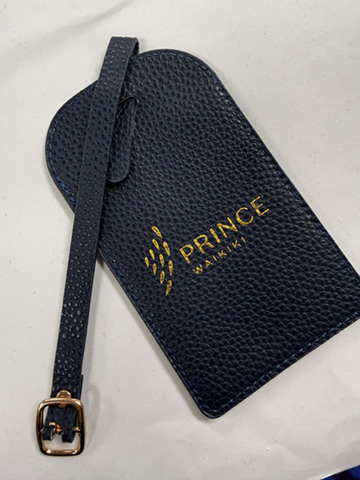 Prince Waikiki ロゴ入りラゲージタグは、1室につきご登録の大人1名様あたり１つお渡しします。
フロントデスク横のコンシェルジュデスクで、JCB特典で宿泊している旨お申し出ください。