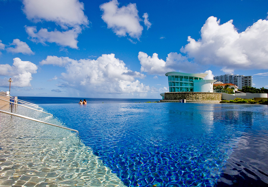 ホテルを象徴するプールと充実のアクティビティ