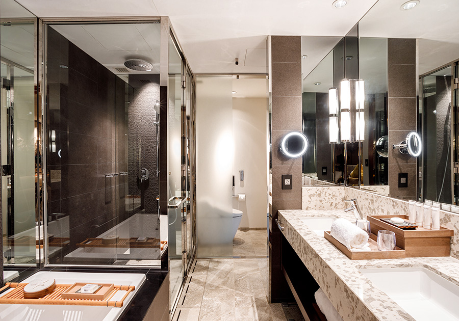 ダブルシンクを備えた広々としたバスルーム