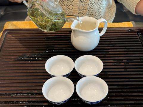 お茶注ぎ2.jpg